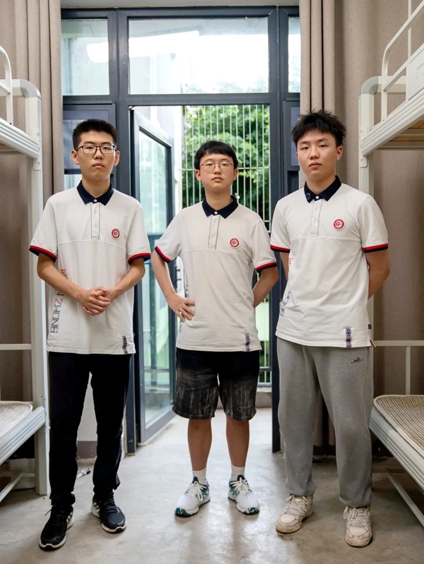 三名同學在宿舍合影。清華大學供圖