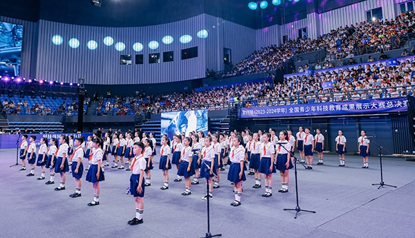 開幕式現(xiàn)場，學(xué)生們朗誦“科技強國 未來有我” 。主辦方供圖