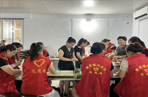 志愿者在以孝治家大食堂工作。（受訪者供圖）