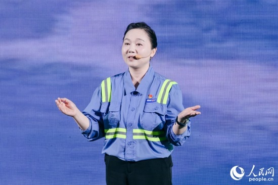 黃英紅講述在互聯(lián)網(wǎng)“種地”的故事。人民網(wǎng)攝