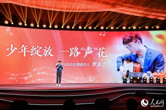 羅高丞在臺(tái)上分享自己的創(chuàng)作心路。人民網(wǎng)攝
