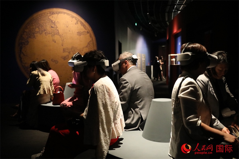 嘉賓在展覽“傳奇之旅：馬可·波羅與絲綢之路上的世界”VR體驗區(qū)參觀。人民網(wǎng) 殷韜攝