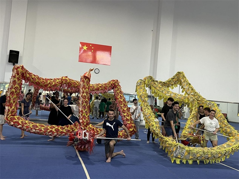 在中國和巴西共迎兩國建交50周年之際，巴西圣保羅州立大學(xué)孔子學(xué)院今年7月成功組織多批、近40名巴西青少年來華進(jìn)行短期訪問交流，圖為訪問團(tuán)成員在中國參加文化體驗(yàn)活動(dòng)。 巴西圣保羅州立大學(xué)孔子學(xué)院供圖