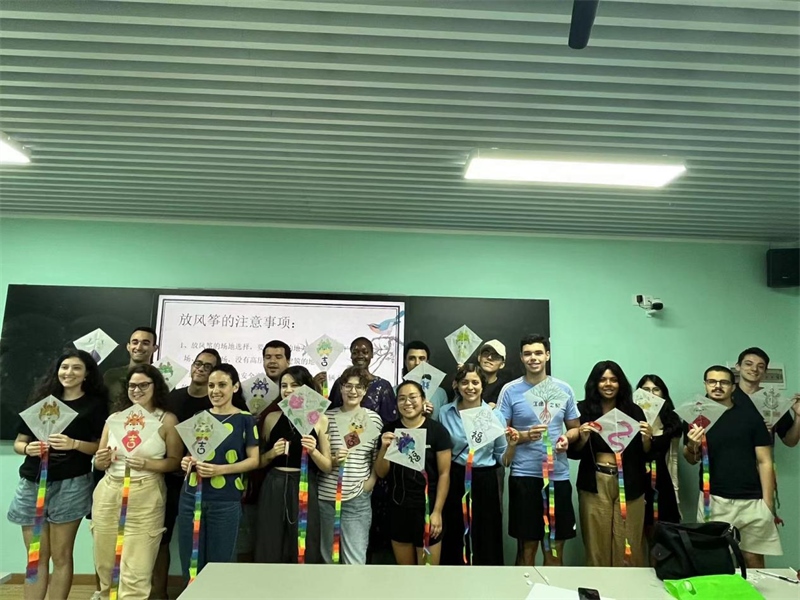 在中國和巴西共迎兩國建交50周年之際，巴西圣保羅州立大學(xué)孔子學(xué)院今年7月成功組織多批、近40名巴西青少年來華進(jìn)行短期訪問交流，圖為訪問團(tuán)成員參加文化體驗(yàn)活動(dòng)。 巴西圣保羅州立大學(xué)孔子學(xué)院供圖