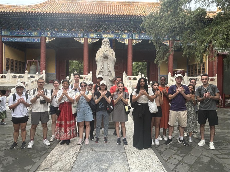 在中國和巴西共迎兩國建交50周年之際，巴西圣保羅州立大學(xué)孔子學(xué)院今年7月成功組織多批、近40名巴西青少年來華進(jìn)行短期訪問交流，圖為訪問團(tuán)成員參加文化體驗(yàn)活動(dòng)。 巴西圣保羅州立大學(xué)孔子學(xué)院供圖