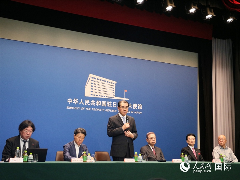 中國(guó)駐日本大使吳江浩（左三）致辭。人民網(wǎng) 許可攝