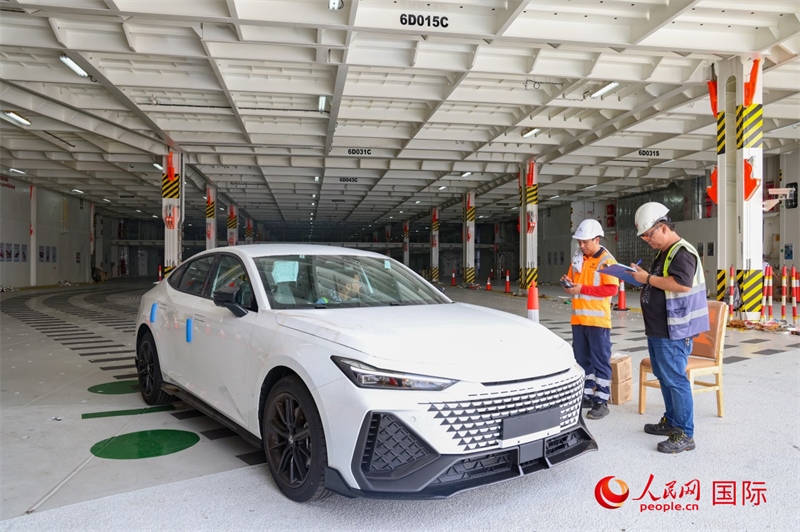工人正在進行卸車作業(yè)。人民網(wǎng)記者 任皓宇攝