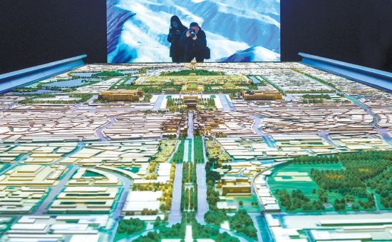 首都博物館“輝煌中軸”展廳內(nèi)，十六米長的中軸線沙盤，配以立體投影技術(shù)，展現(xiàn)北京中軸線之壯美。 本報記者 武亦彬攝