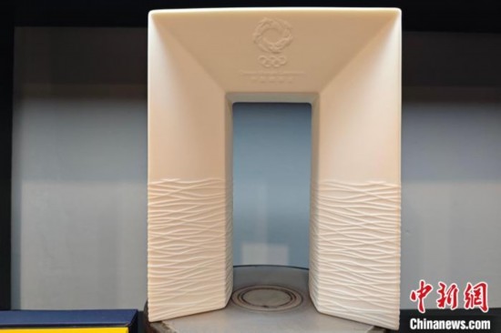 白瓷作品《凱旋尊》巧妙融合了法國(guó)與中國(guó)最具象征意義的藝術(shù)形式和元素進(jìn)行再創(chuàng)造。 吳冠標(biāo) 攝