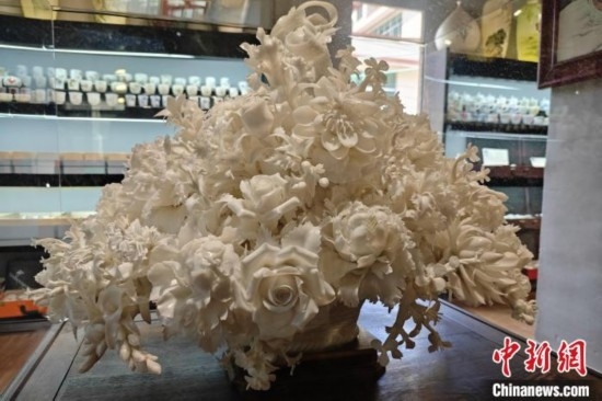 福建德化陶瓷以“白”見(jiàn)長(zhǎng)，因白如雪、明如鏡、薄如紙、聲如磬、潤(rùn)如玉而享譽(yù)世界。 吳冠標(biāo) 攝