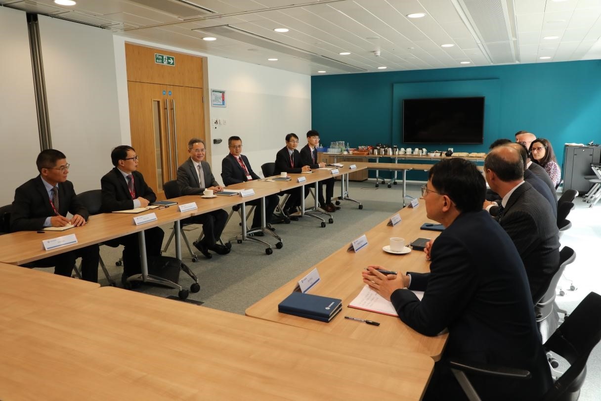 圖為中國駐英國大使鄭澤光與項目運營團隊及企業(yè)合作機構(gòu)負責人座談現(xiàn)場。中國駐英國使館供圖