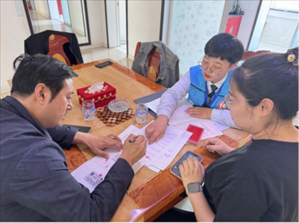棋蒙政務企業(yè)服務中心幫辦代辦員為高老先生上門辦理業(yè)務。鄂托克旗政務服務與數(shù)據(jù)管理局供圖
