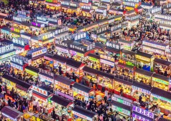 2024年4月21日，人們在河北省正定縣小商品夜市品嘗美食（無人機照片）。新華社發(fā)（武志偉 攝）
