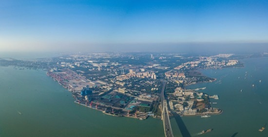 海南自貿港重點園區(qū)——洋浦經濟開發(fā)區(qū)（2023年12月31日攝，無人機全景照片）。新華社記者 蒲曉旭 攝