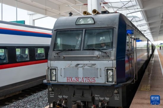 8月5日，由老撾籍火車司機(jī)獨(dú)立駕駛的滿載貨物的列車駛出中老鐵路萬象站。新華社發(fā)（凱喬 攝）