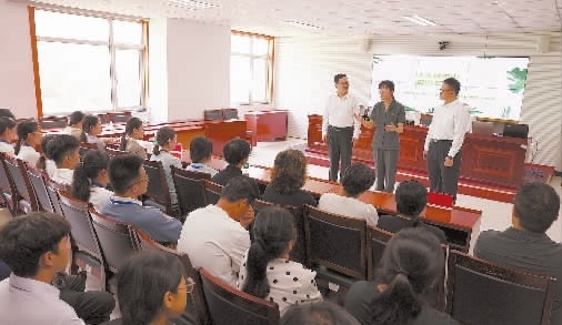 圖③：干警以表演節(jié)目的形式宣傳保護(hù)生態(tài)環(huán)境的法律法規(guī)。