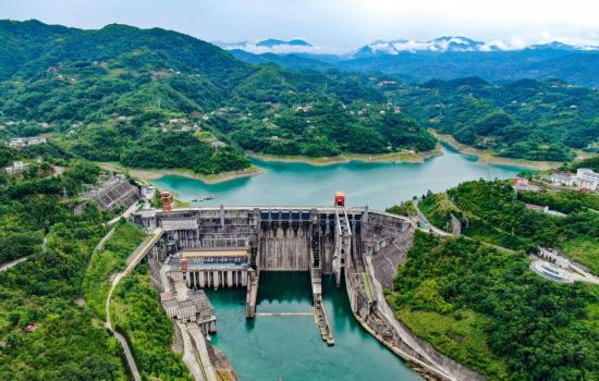 這是陜西安康水電站大壩（2024年6月21日攝，無人機照片）。新華社記者 蔡湘鑫 攝