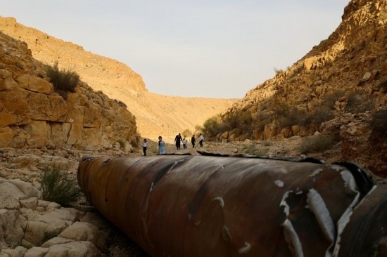 這是4月28日在以色列南部城市阿拉達附近拍攝的伊朗導彈殘骸。新華社發(fā)（賈馬爾·阿瓦德攝）