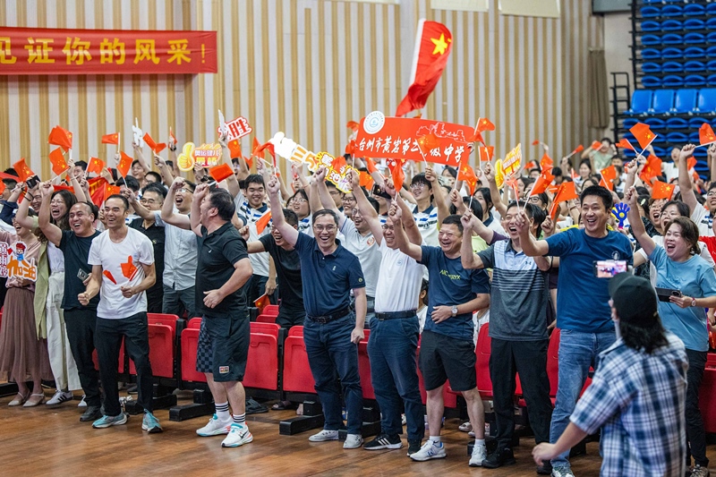 北京時(shí)間7月27日，2024年巴黎奧運(yùn)會(huì)首個(gè)比賽日，在射擊10米氣步槍混合團(tuán)體比賽中，中國(guó)選手黃雨婷/盛李豪獲得金牌。圖為黃雨婷的母校師生們通過(guò)收看奧運(yùn)直播的方式為她加油助威。