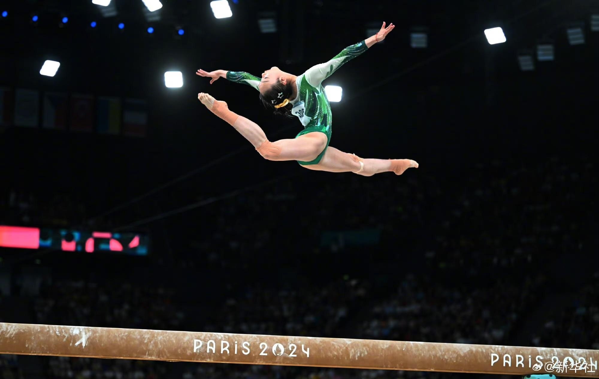 巴黎奧運(yùn)會體操女子平衡木比賽中，中國選手周雅琴的靚麗身姿