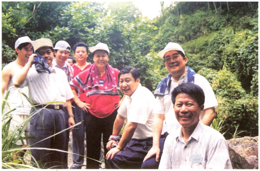 1999年6月，習(xí)近平在福州森林公園參加紀(jì)念毛主席“發(fā)展體育運動，增強人民體質(zhì)”題詞47周年登山健身活動。（資料照片，來源：《習(xí)近平在福建》（下））