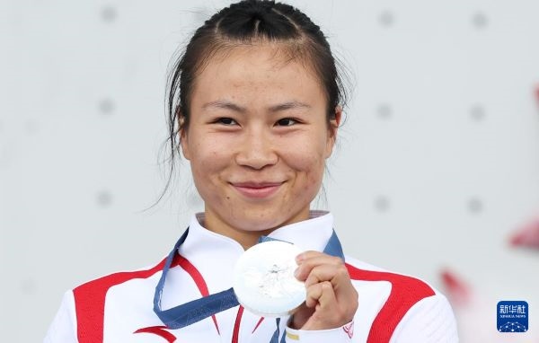 北京時間8月7日，在巴黎奧運(yùn)會攀巖女子速度賽比賽中，中國選手鄧麗娟獲得銀牌。圖為亞軍中國選手鄧麗娟在頒獎儀式上。新華社記者 高靜 攝