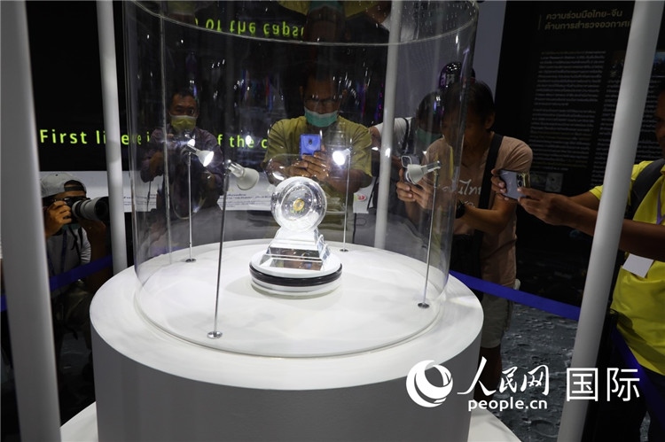 “嫦娥五號(hào)”探測(cè)器從月球帶回的月球樣品在泰國(guó)展出。人民網(wǎng)記者簡(jiǎn)承淵攝