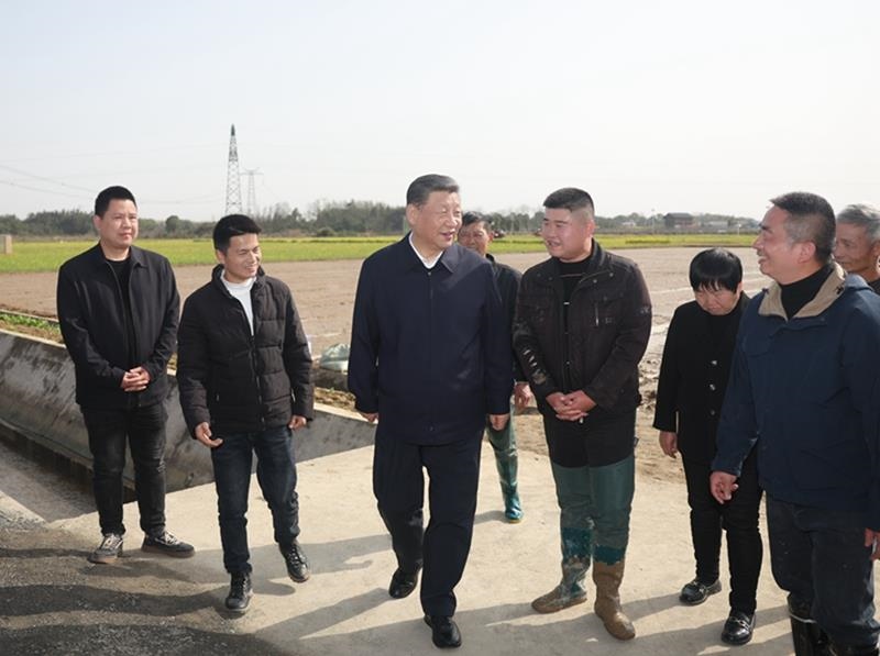2024年3月19日，習(xí)近平總書記在湖南常德市鼎城區(qū)謝家鋪鎮(zhèn)港中坪村，同種糧大戶、農(nóng)技人員、基層干部親切交流。