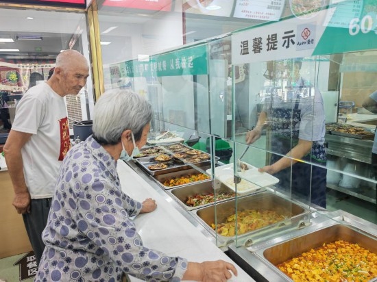 老年人在清水灣社區(qū)食堂就餐。新華社記者 鄒欣媛 攝