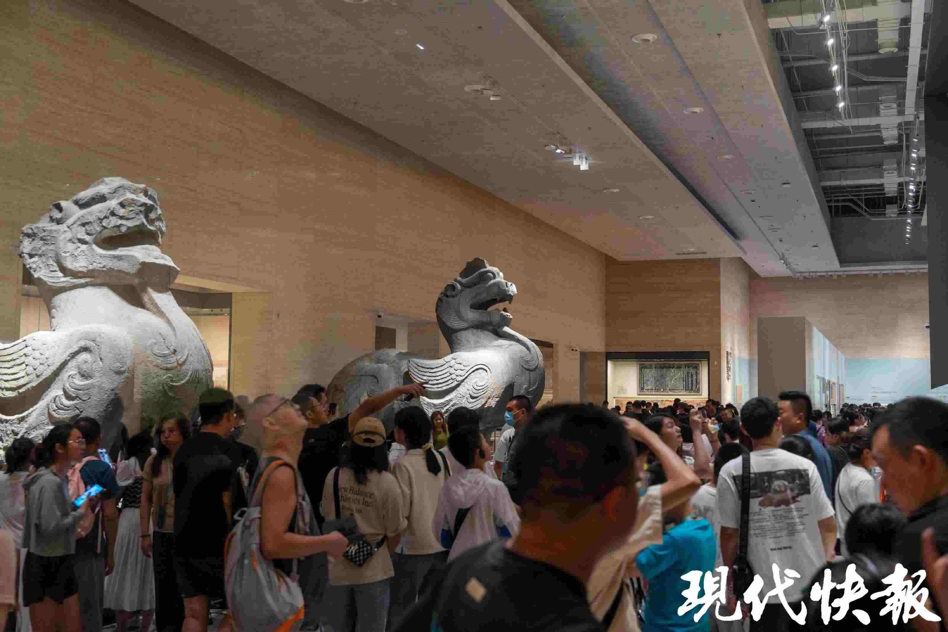 揚州中國大運河博物館內(nèi)游人如織