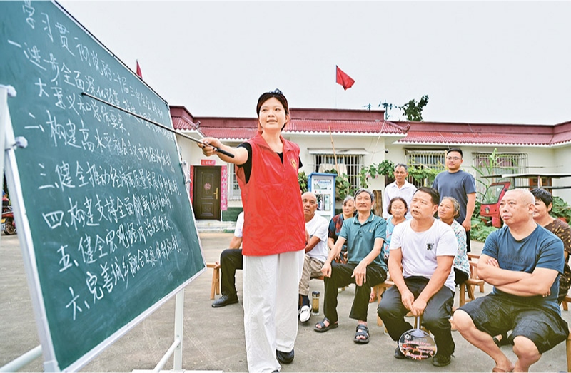 學(xué)習(xí)好貫徹好黨的二十屆三中全會(huì)精神，是當(dāng)前和今后一個(gè)時(shí)期全黨全國的一項(xiàng)重大政治任務(wù)。圖為2024年7月27日，四川省眉山市仁壽縣“小黑板”宣講小分隊(duì)，向基層黨員干部群眾宣講黨的二十屆三中全會(huì)精神。 人民圖片 潘帥/攝