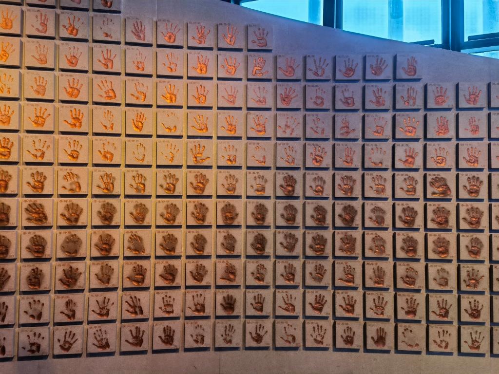 圖為侵華日軍南京大屠殺遇難同胞紀(jì)念館“三個必勝”展廳排列的648個鮮紅的手?。ň植浚?。新華社記者 邱冰清 攝