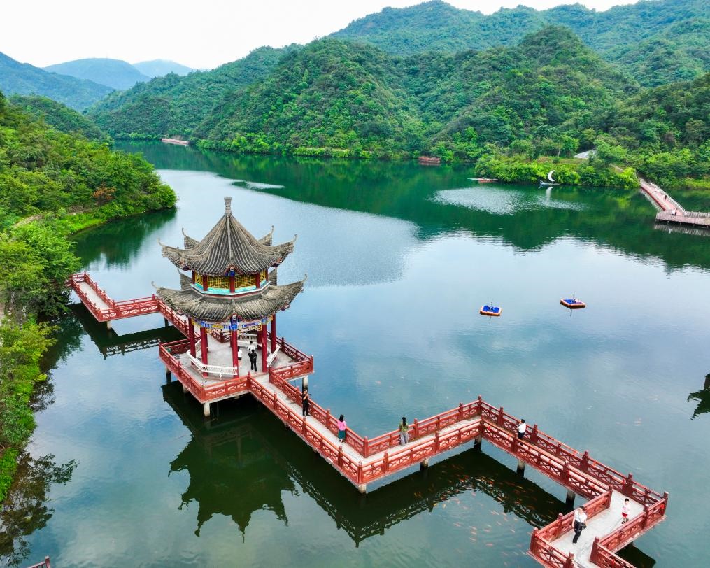 2024年8月11日，游客在湖南省雙牌縣陽明山國家森林公園萬和湖休閑游玩。新華社發(fā)（周秀魚春攝）