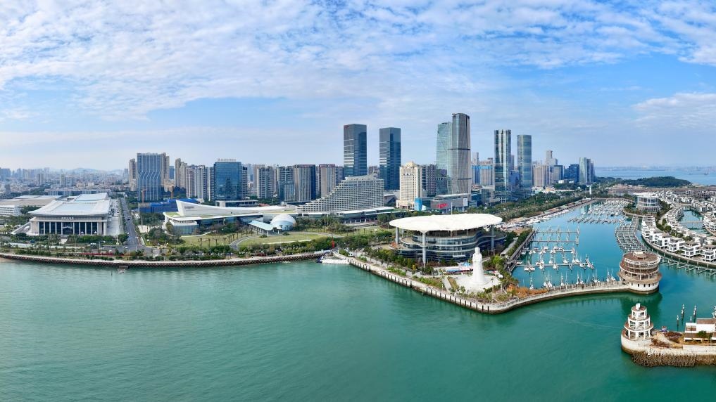 2024年1月24日拍攝的廈門國際會議中心、環(huán)島路一帶濱海城市景觀。新華社記者姜克紅攝