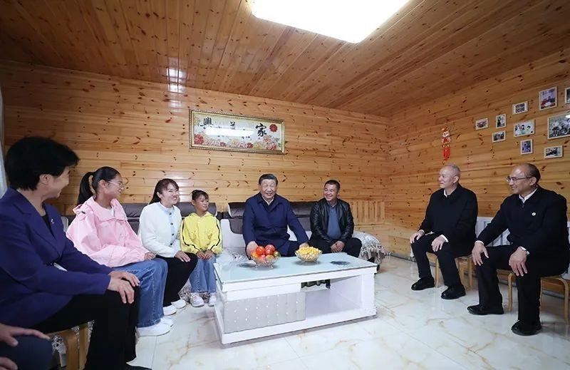 △2023年9月6日，習(xí)近平總書記在黑龍江大興安嶺地區(qū)漠河市北極村，同村民史瑞娟一家親切交談。