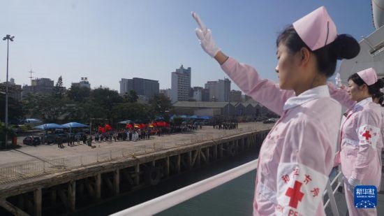 當(dāng)?shù)貢r間8月16日上午10時許，執(zhí)行“和諧使命-2024”任務(wù)的中國海軍“和平方舟”號醫(yī)院船圓滿結(jié)束對莫桑比克的訪問，駛離馬普托港，前往本次任務(wù)第五站南非。新華社發(fā)（曹春耀 攝）
