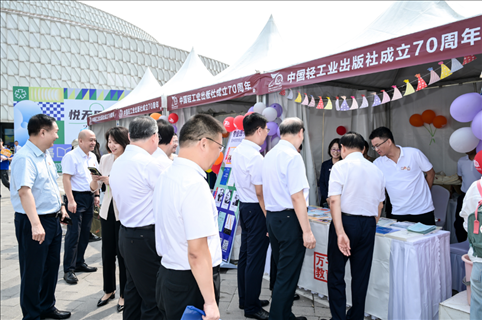“書香滿園·輕閱七十年”圖書文化歡樂市集開市。主辦方供圖