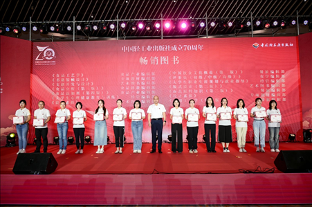 活動現(xiàn)場為近五年精品力作、暢銷圖書頒獎。主辦方供圖