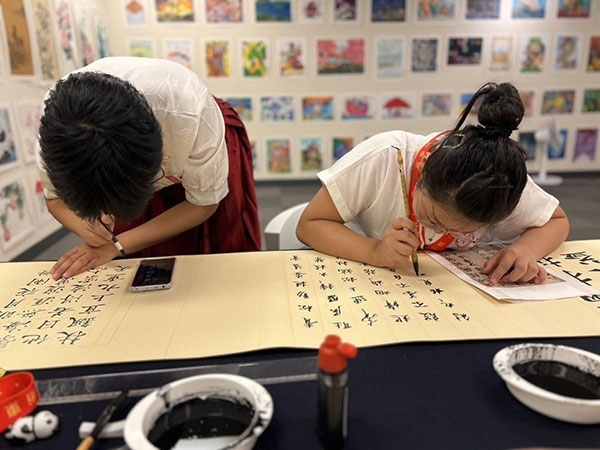 參加本次展覽的青少年在現(xiàn)場(chǎng)進(jìn)行書(shū)法創(chuàng)作。主辦方供圖