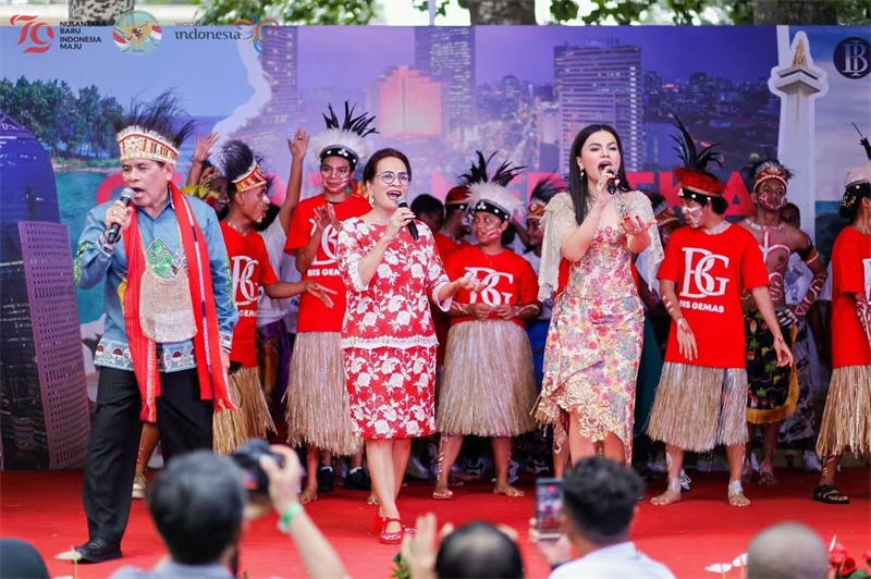 大使夫婦與演員一起共唱《明天會(huì)更好》。