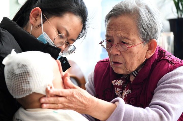 2022年11月16日，在陜西省榆林市佳縣，路生梅（右）在家中為患兒義診。 新華社發(fā)（鄒競一 攝）