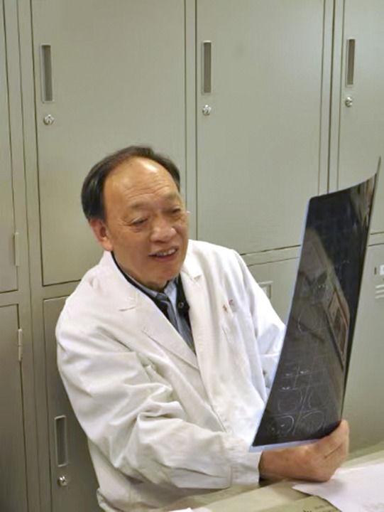 復旦大學附屬華山醫(yī)院感染科終身教授翁心華在工作（資料照片）。 新華社發(fā)
