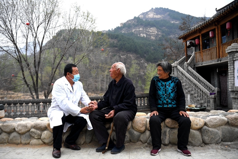 2020年4月15日，在河北阜平縣龍泉關(guān)鎮(zhèn)駱駝灣村，村醫(yī)霍建國(guó)為村民把脈。