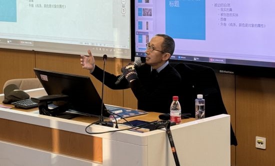 從去年秋天起，還在治療中的朱銳就堅(jiān)持給本科生開課。（受訪者供圖）