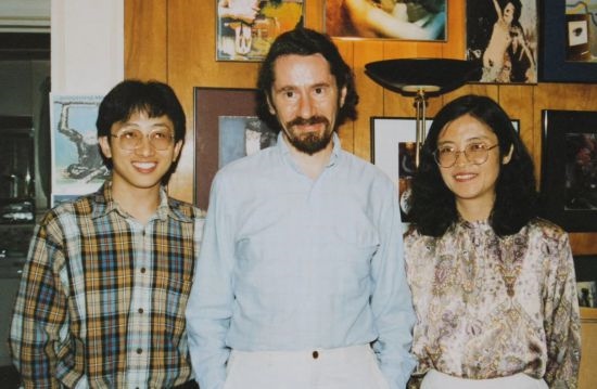 1992年，朱銳（左）赴美國杜蘭大學(xué)攻讀心靈哲學(xué)與認(rèn)知科學(xué)，師從心靈哲學(xué)和認(rèn)知科學(xué)家Radu Bogdan（中），右為朱銳師姐、北師大教授田平。