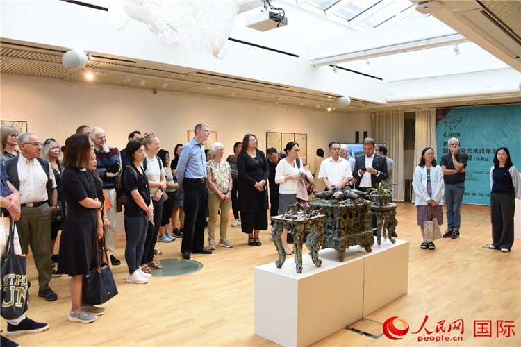 來(lái)賓參觀展覽作品。人民網(wǎng)記者 殷淼攝