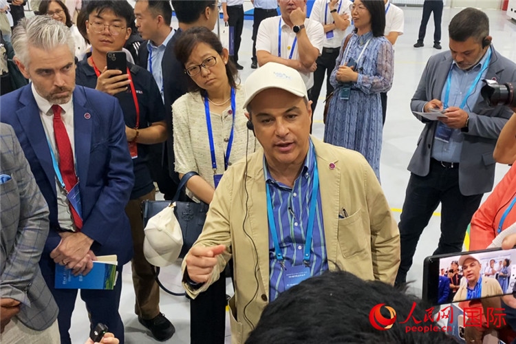 阿根廷駐華大使馬致遠(yuǎn)與億華通動(dòng)力科技有限公司總經(jīng)理于民討論關(guān)切問題。人民網(wǎng) 宋歌攝