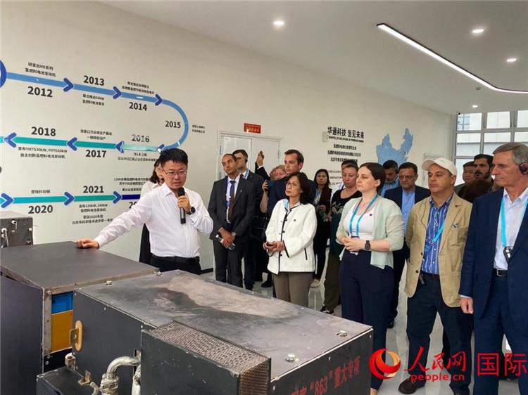 于民向駐華外交官和國際組織駐華代表介紹企業(yè)發(fā)展情況。人民網(wǎng) 宋歌攝