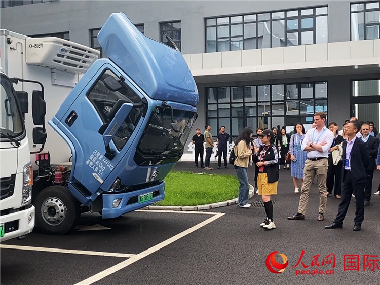 于民向駐華外交官和國際組織駐華代表介紹燃料電池車型。人民網(wǎng)記者 于洋攝