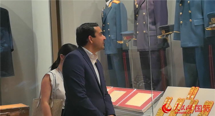 毛里求斯民議會議長阿德里安·夏爾·杜瓦爾參觀中國共產(chǎn)黨歷史展覽館。人民網(wǎng) 鐘文興攝